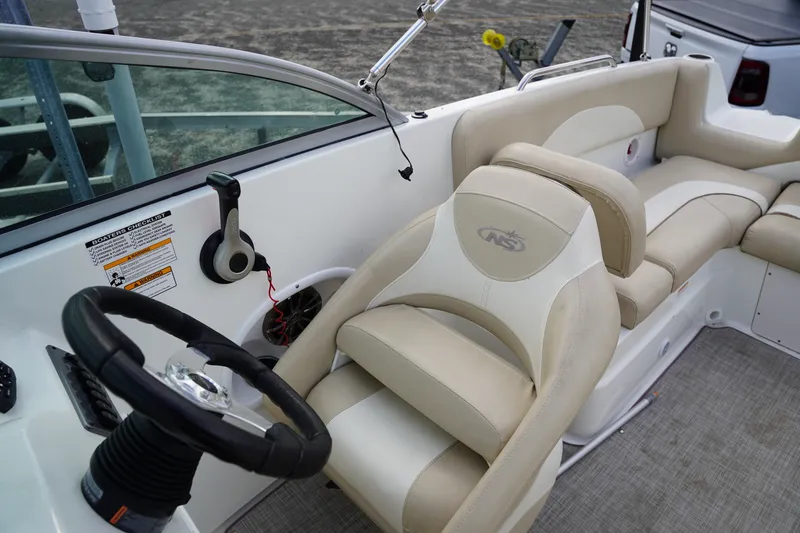 Slide: The Image of NauticStar 223 DC 2015 - 18
