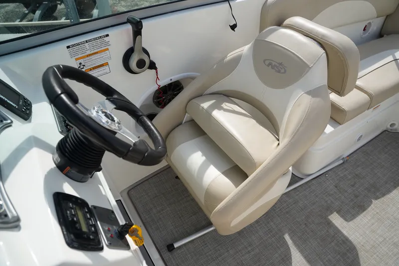 Slide: The Image of NauticStar 223 DC 2015 - 15