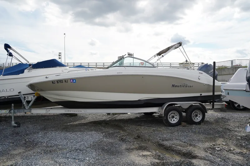 The Image of NauticStar 223 DC 2015 - 0
