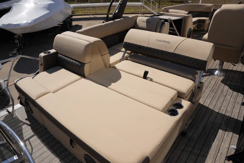 Slide: The Image of Harris 230 Sunliner 2025 - 23