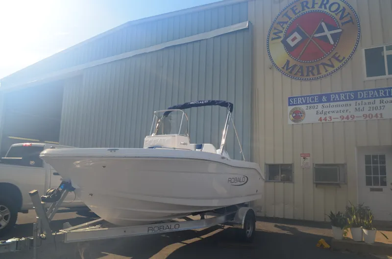 The Image of Robalo R180 2027 - 0
