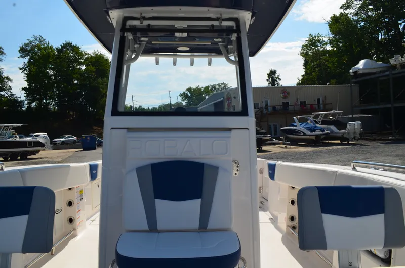 Slide: The Image of Robalo R250 2027 - 15