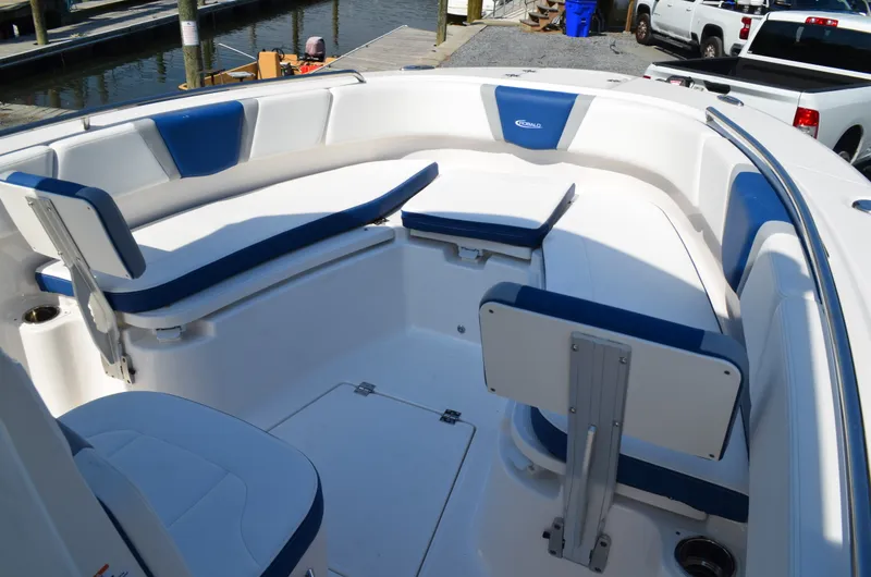 Slide: The Image of Robalo R250 2027 - 13