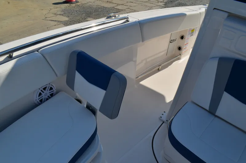 Slide: The Image of Robalo R250 2027 - 17