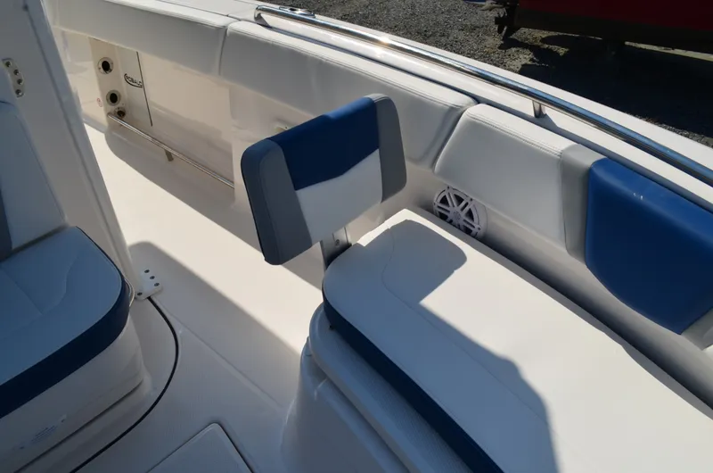 Slide: The Image of Robalo R250 2027 - 16