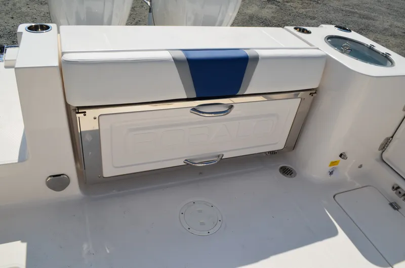 Slide: The Image of Robalo R250 2027 - 18
