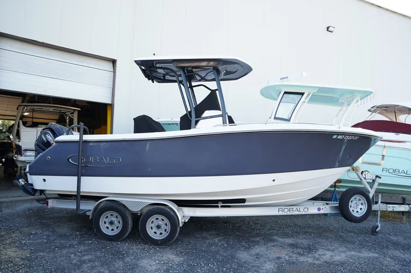 The Image of Robalo RE232 2024 - 0