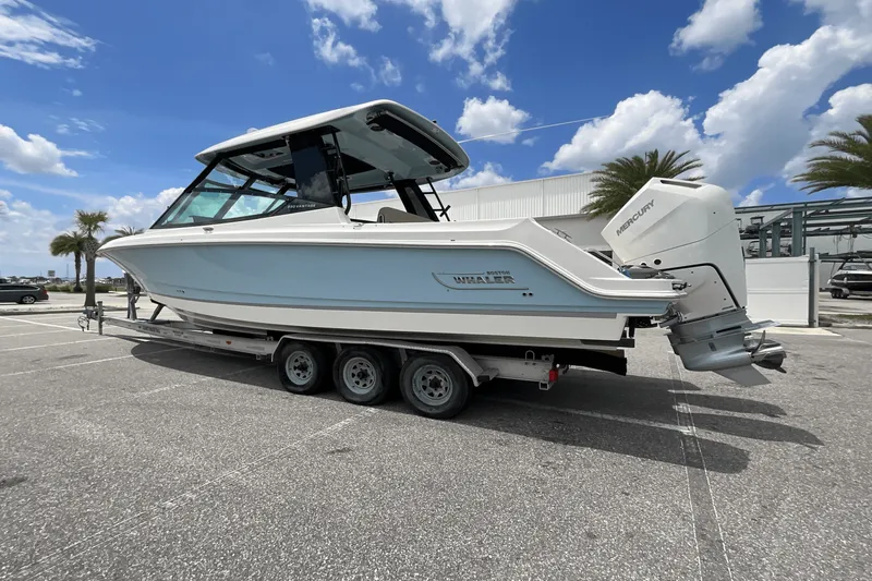 Slide: The Image of Boston Whaler 330 Vantage 2025 - 10