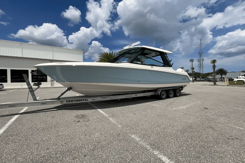 Slide: The Image of Boston Whaler 330 Vantage 2025 - 13