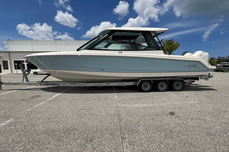 Slide: The Image of Boston Whaler 330 Vantage 2025 - 14