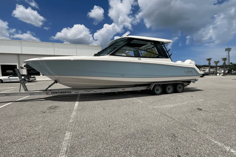 Slide: The Image of Boston Whaler 330 Vantage 2025 - 15