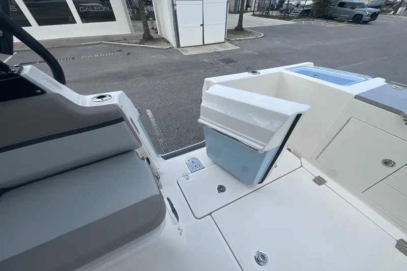 Slide: The Image of Boston Whaler 330 Vantage 2025 - 16