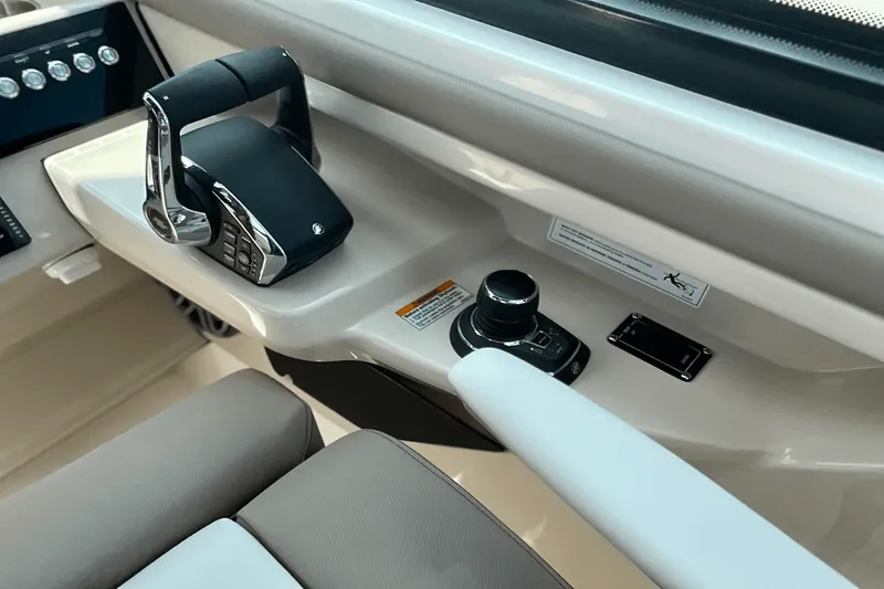 Slide: The Image of Boston Whaler 330 Vantage 2025 - 19