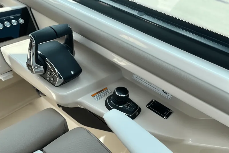 Slide: The Image of Boston Whaler 330 Vantage 2025 - 20