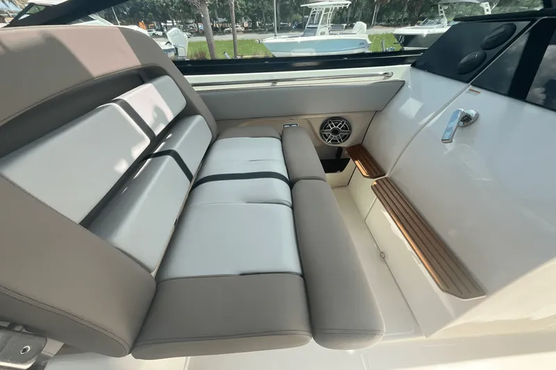 Slide: The Image of Boston Whaler 330 Vantage 2025 - 21