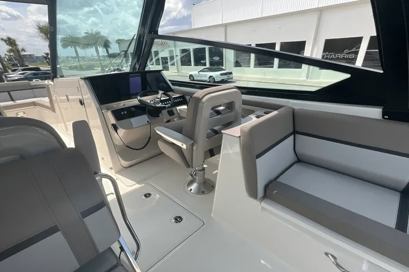 Slide: The Image of Boston Whaler 330 Vantage 2025 - 22