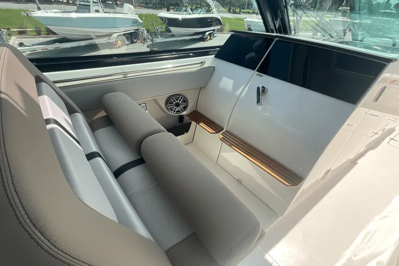 Slide: The Image of Boston Whaler 330 Vantage 2025 - 23