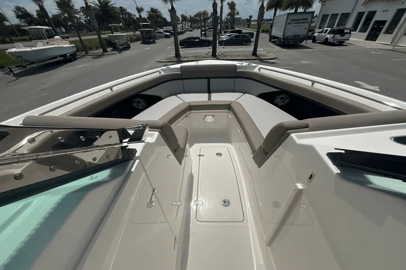 Slide: The Image of Boston Whaler 330 Vantage 2025 - 27