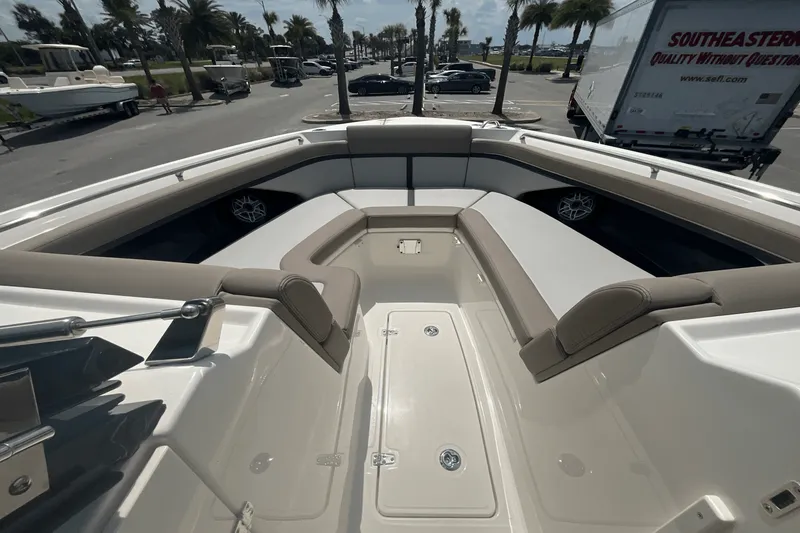 Slide: The Image of Boston Whaler 330 Vantage 2025 - 28