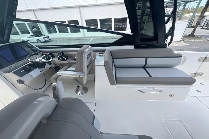 Slide: The Image of Boston Whaler 330 Vantage 2025 - 32