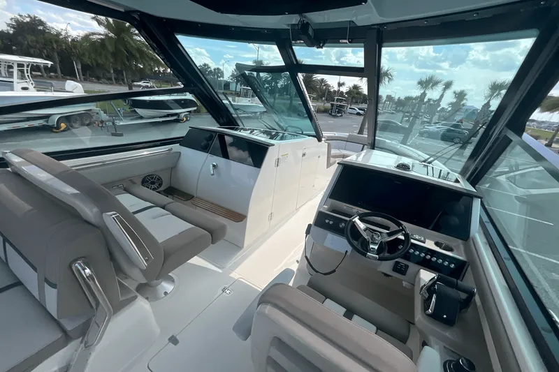 Slide: The Image of Boston Whaler 330 Vantage 2025 - 33