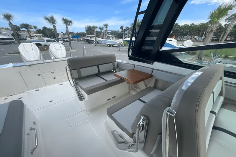 Slide: The Image of Boston Whaler 330 Vantage 2025 - 34