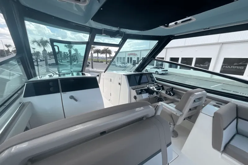 Slide: The Image of Boston Whaler 330 Vantage 2025 - 36