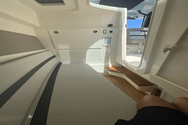 Slide: The Image of Boston Whaler 330 Vantage 2025 - 40