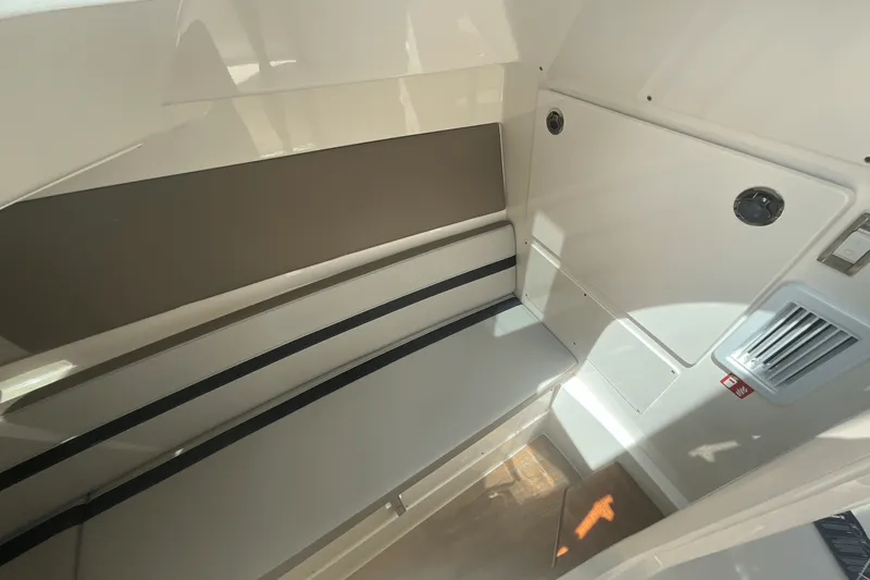 Slide: The Image of Boston Whaler 330 Vantage 2025 - 41