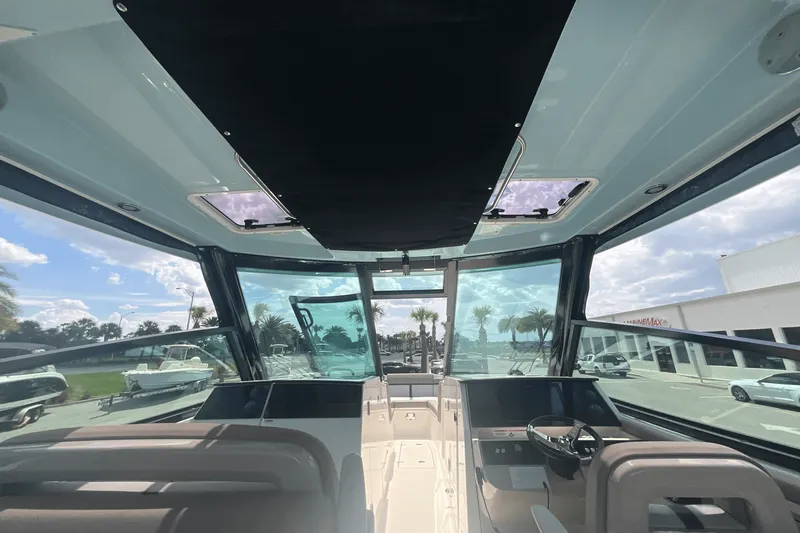 Slide: The Image of Boston Whaler 330 Vantage 2025 - 43