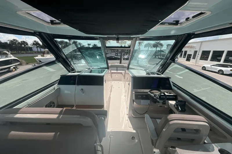 Slide: The Image of Boston Whaler 330 Vantage 2025 - 45