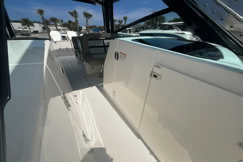 Slide: The Image of Boston Whaler 330 Vantage 2025 - 46