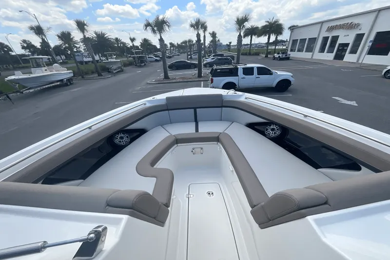 Slide: The Image of Boston Whaler 330 Vantage 2025 - 48