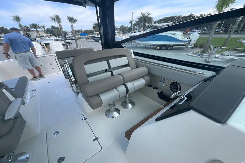 Slide: The Image of Boston Whaler 330 Vantage 2025 - 49