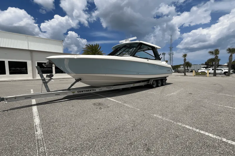 Slide: The Image of Boston Whaler 330 Vantage 2025 - 5