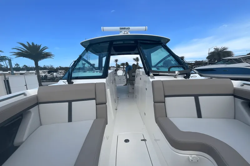 Slide: The Image of Boston Whaler 330 Vantage 2025 - 51