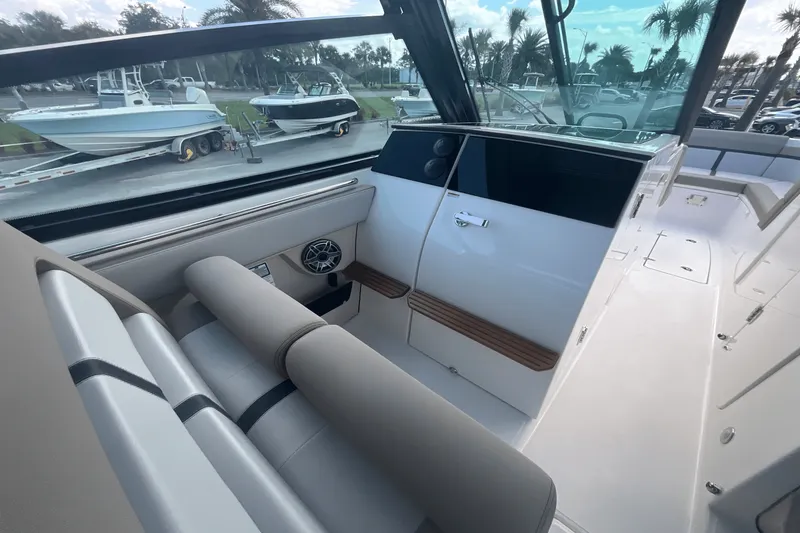 Slide: The Image of Boston Whaler 330 Vantage 2025 - 53