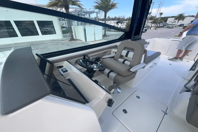 Slide: The Image of Boston Whaler 330 Vantage 2025 - 55