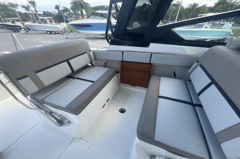 Slide: The Image of Boston Whaler 330 Vantage 2025 - 56
