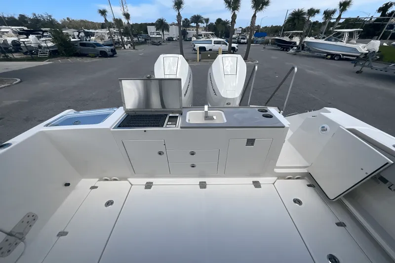 Slide: The Image of Boston Whaler 330 Vantage 2025 - 58