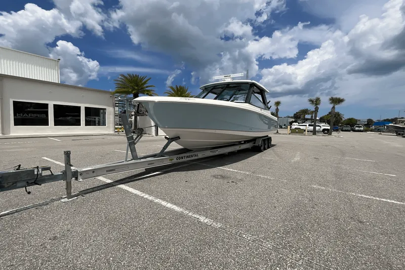 Slide: The Image of Boston Whaler 330 Vantage 2025 - 6