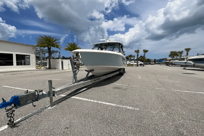 Slide: The Image of Boston Whaler 330 Vantage 2025 - 7
