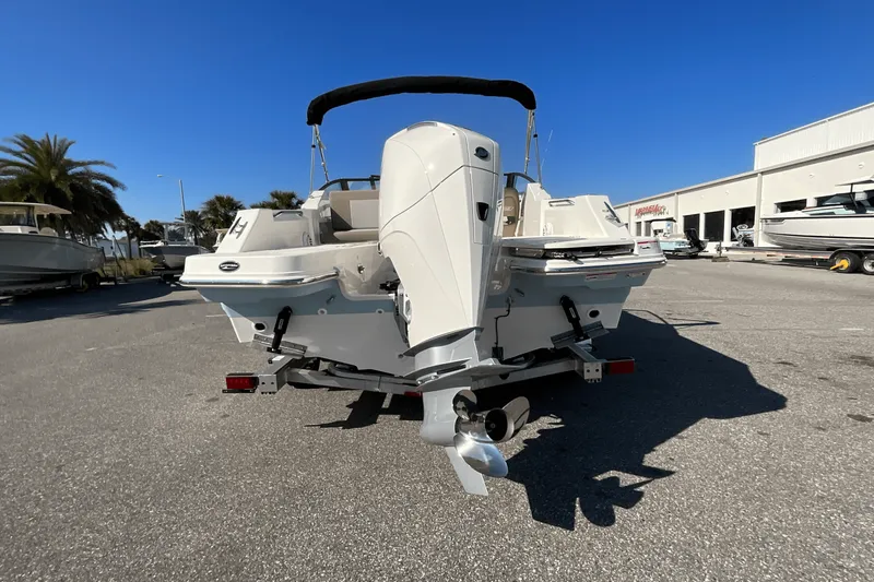 Slide: The Image of Boston Whaler 210 Vantage 2025 - 11