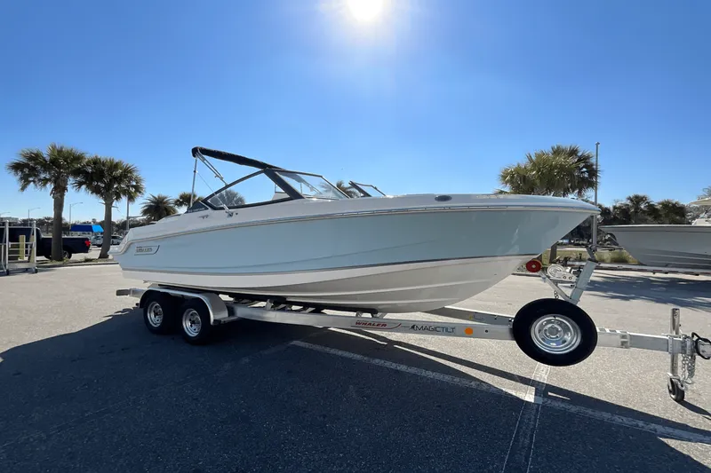 Slide: The Image of Boston Whaler 210 Vantage 2025 - 15