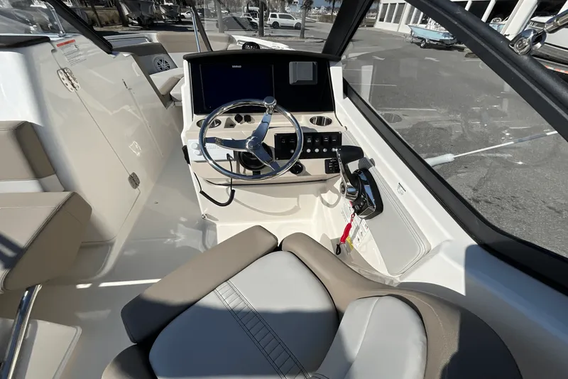Slide: The Image of Boston Whaler 210 Vantage 2025 - 18