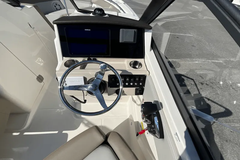 Slide: The Image of Boston Whaler 210 Vantage 2025 - 19