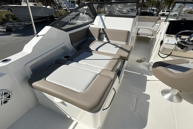 Slide: The Image of Boston Whaler 210 Vantage 2025 - 20