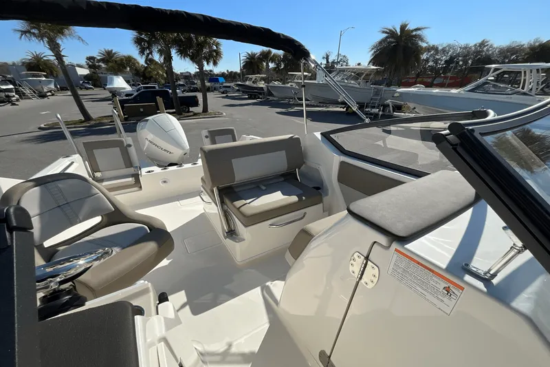 Slide: The Image of Boston Whaler 210 Vantage 2025 - 23