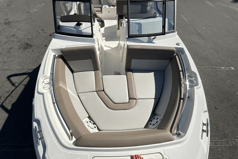 Slide: The Image of Boston Whaler 210 Vantage 2025 - 24