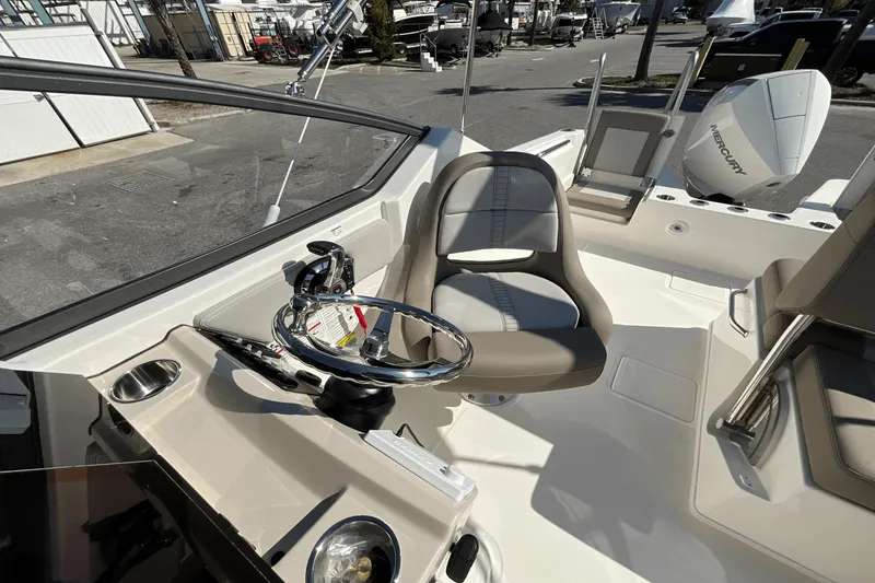 Slide: The Image of Boston Whaler 210 Vantage 2025 - 25